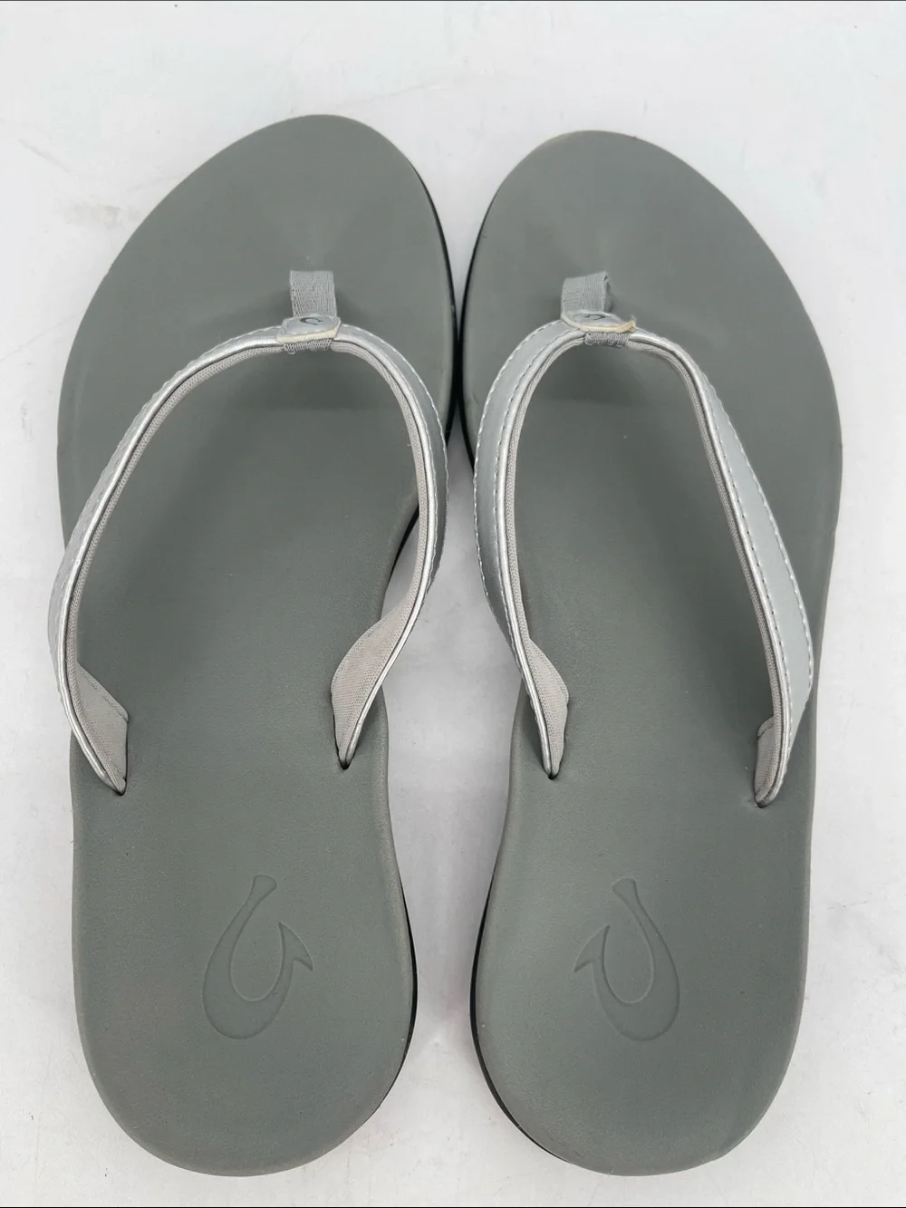 OluKai Women’s Silver and Gray Flip Flop Sandals Size 6.5